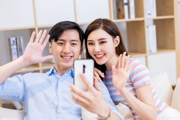 Asiatisk Ungt Par Har Videochat Med Smarttelefon Hjemme – stockfoto