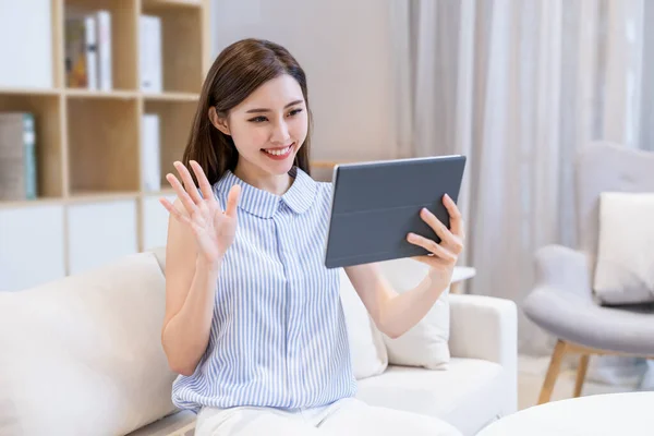 Asiatico Giovane Donna Video Chat Con Gli Amici Digitale Tablet — Foto Stock