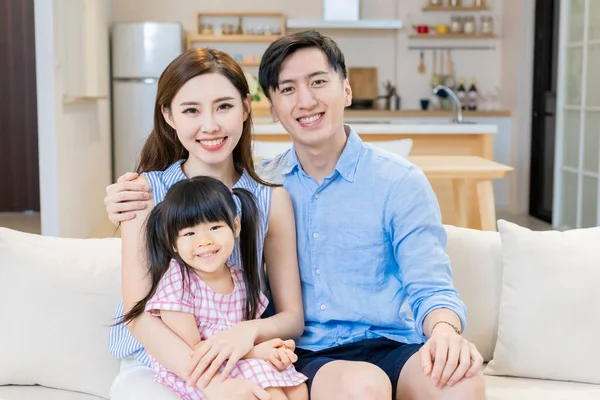 Asiatische Eltern Umarmen Ihre Tochter Auf Dem Sofa Sitzend Und — Stockfoto