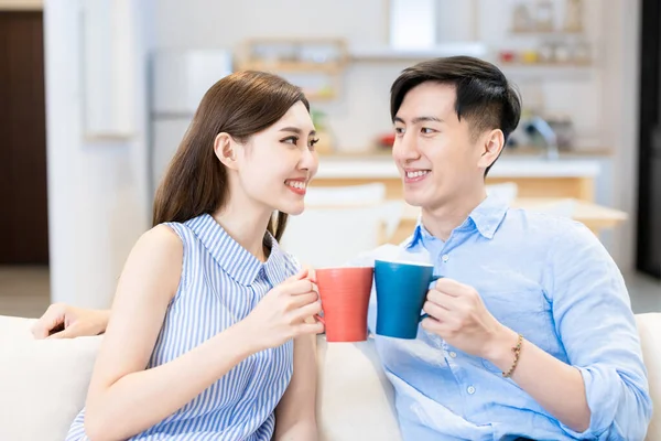 Asiático Jovem Casal Conversando Bebendo Bebida Casa — Fotografia de Stock