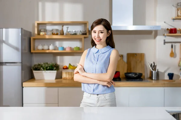 Asiático Jovem Mulher Sorriso Para Você Enquanto Cozinha Casa — Fotografia de Stock