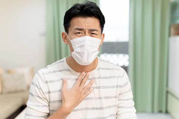 Asiatisk Ung Manlig Patient Bär Ansiktsmask Och Har Ont Halsen — Stockfoto