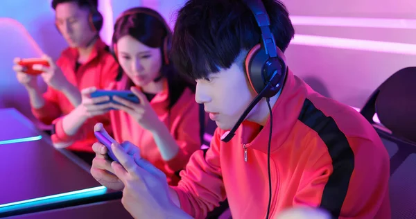 Joukkue Aasian Teini Cyber Urheilu Pelaajat Pelata Mobiilipeli Älypuhelimella Esport — kuvapankkivalokuva