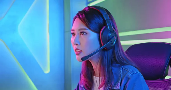 Nahaufnahme Von Young Asian Pro Gamer Girl Die Einem Online — Stockfoto