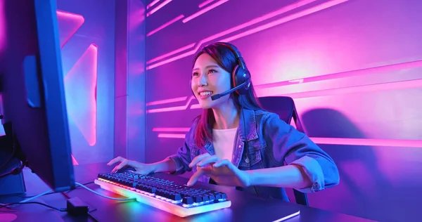 Young Asian Pretty Pro Gamer Win Online Video Game Cheers — 스톡 사진