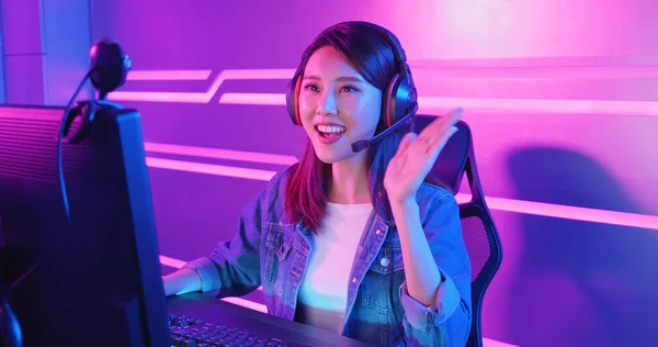 Young Asian Pretty Pro Gamer Mit Live Stream Und Spielen — Stockfoto