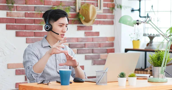 Conceito Teletrabalho Homem Asiático Usar Computador Fone Ouvido Para Participar — Fotografia de Stock