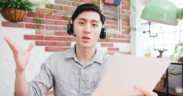 テレワークの概念 アジアの男性のクローズアップは自宅でビデオ会議に参加するためにコンピュータを使用してヘッドセットを着用 — ストック写真