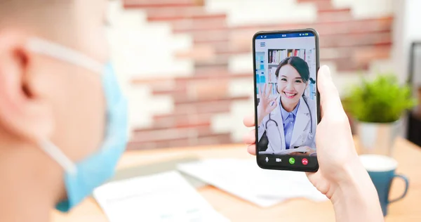 Teletıp Konsepti Asyalı Kadın Doktor Erkek Hastaya Hastalığı Akıllı Telefonla — Stok fotoğraf