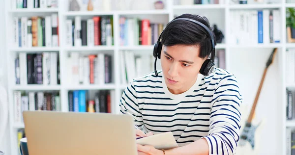 Inteligente Asiático Jovem Estudante Usar Fone Ouvido Para Estudar Algo — Fotografia de Stock