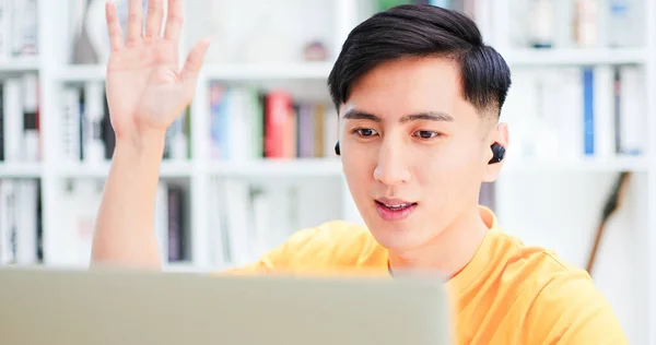 Primer Plano Inteligente Asiático Joven Estudiante Uso Auricular Para Estudiar — Foto de Stock