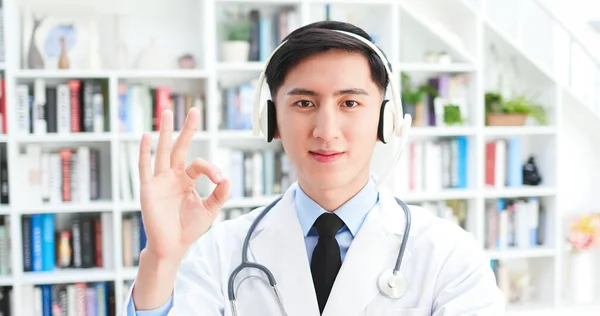 Концепція Телемедицини Азіатський Чоловік Лікар Який Слухає Симптом Розмовного Пацієнта — стокове фото