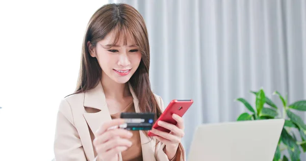 Азиатка Делает Покупки Интернете Оплачивает Счет Кредитной Картой Смартфона — стоковое фото
