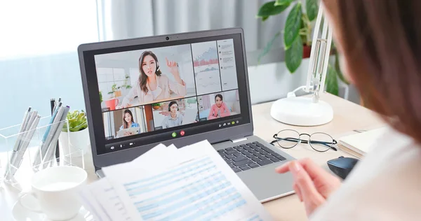여성에 노트북을 사용하여 집에서 비디오 미팅에 — 스톡 사진