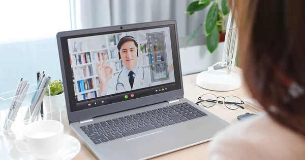 Concepto Telemedicina Médico Masculino Asiático Escuchando Paciente Habla Síntoma Internet — Foto de Stock