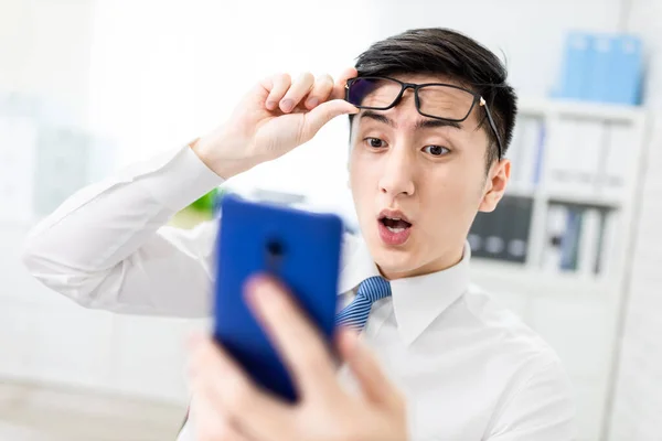 Asiático Joven Hombre Negocios Mirar Inteligente Teléfono Sorprendido Por Inesperadas — Foto de Stock