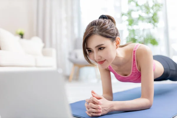 Азіатська Молода Жінка Дивиться Відео Ноутбук Робить Вправи Вдома — стокове фото