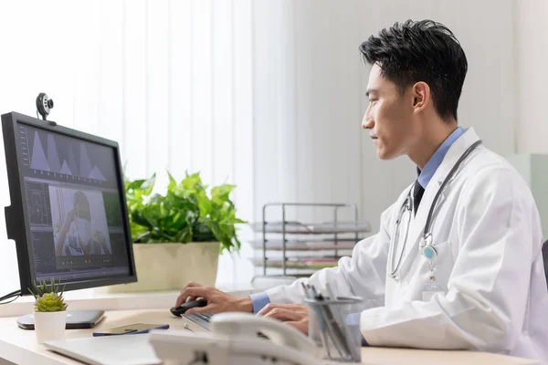 Telemedicin Koncept Asiatisk Ung Läkare Lyssnar Äldre Patient Och Sedan — Stockfoto