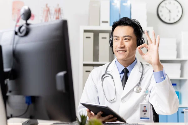 Conceito Telemedicina Asiático Masculino Médico Usar Fone Ouvido Falando Com — Fotografia de Stock