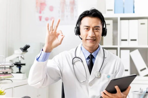 Asiático Jovem Médico Tem Gesto Vestindo Fone Ouvido Sorriso Para — Fotografia de Stock