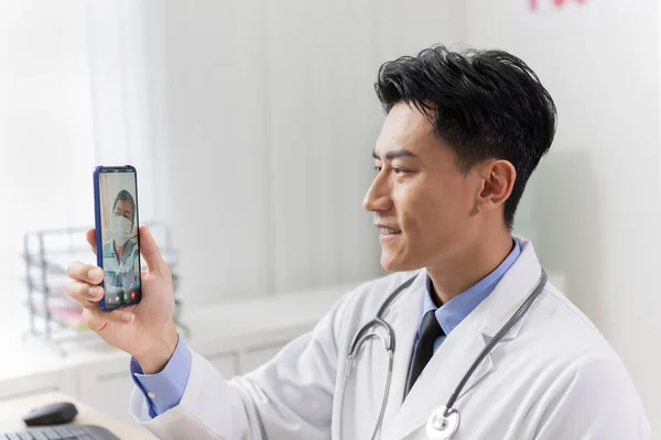 Conceito Telemedicina Asiático Jovem Médico Está Ouvindo Mais Velho Paciente — Fotografia de Stock