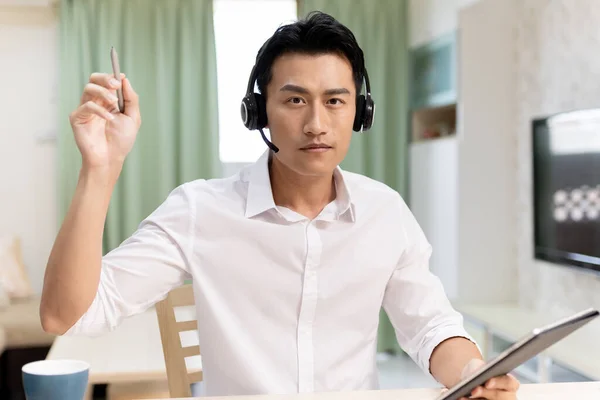 Arbeidskonsept Asiatisk Mann Bruker Hodetelefoner Bruk Nettbrett Delta Videomøte Hjemme – stockfoto
