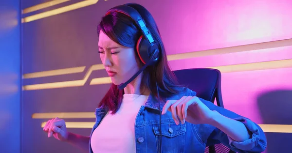 Joven Asiático Esport Gamer Chica Sentir Doloroso Mientras Jugando Línea —  Fotos de Stock