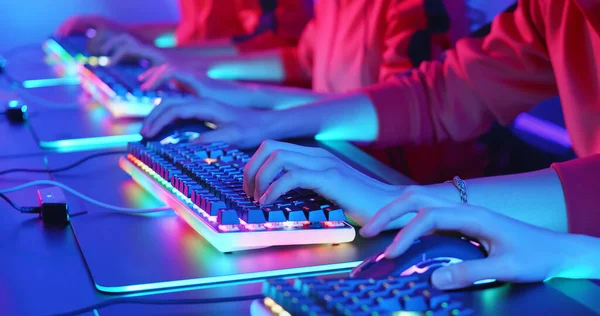 Close Jogo Equipe Jogadores Esportes Cibernéticos Enquanto Clica Mouse Teclado — Fotografia de Stock