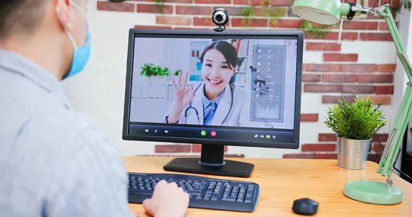 远程医疗概念 亚洲女医生通过视频聊天向男性病人解释疾病 并有好的手势 — 图库照片