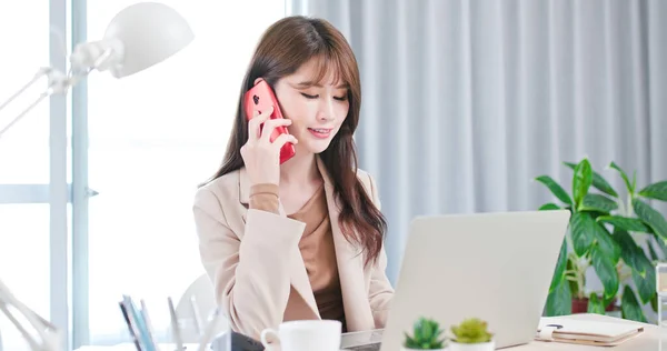 Asijské Obchodní Žena Pracovat Doma Notebookem Mluvit Smartphone — Stock fotografie