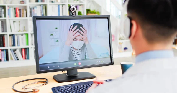 远程医疗的概念 亚洲男医生的后视镜 通过视频聊天听女病人谈论疾病 — 图库照片