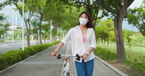 Asiatisk kvinnlig cykeltur — Stockvideo