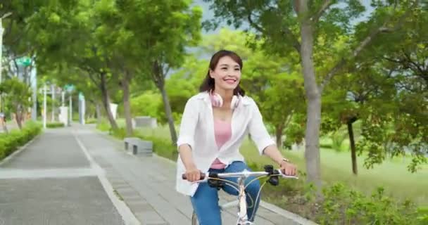 Asiático feminino passeio de bicicleta — Vídeo de Stock