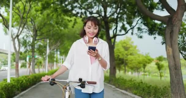 Asiático feminino passeio de bicicleta — Vídeo de Stock