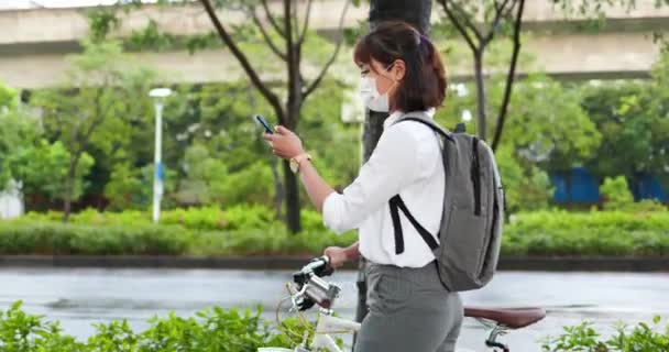 Mujer asiática en las calles del viaje — Vídeos de Stock