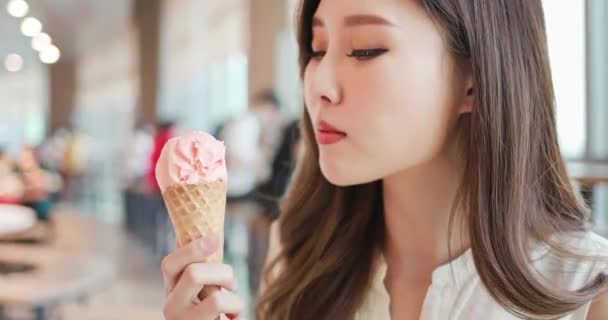 Женщина ест десерт с мороженым — стоковое видео
