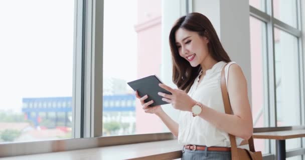 Mujer asiática uso tableta digital — Vídeos de Stock