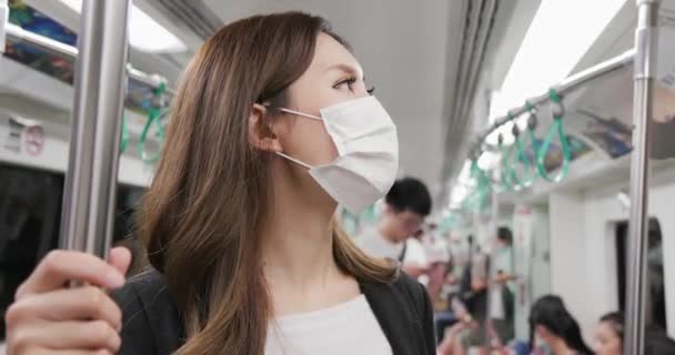 Frau mit Maske in U-Bahn — Stockvideo
