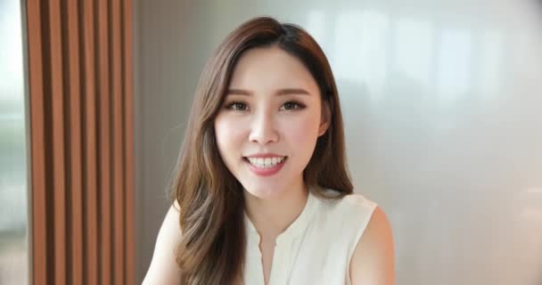 Mujer asiática tiene video chat — Vídeo de stock