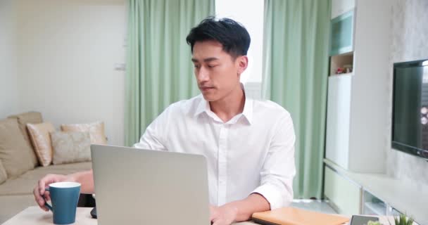 Asiatique homme travail à la maison — Video