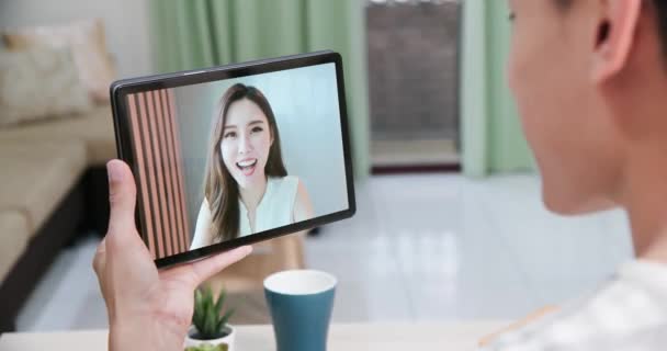 Aziatische man heeft video chat — Stockvideo