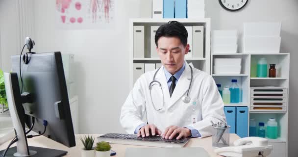 Asiático médico sonrisa a usted — Vídeos de Stock