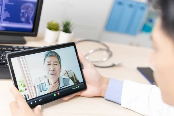 Concepto Telemedicina Vista Posterior Asiático Joven Médico Está Escuchando Anciano — Foto de Stock