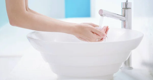 Κοντινό Πλάνο Της Ομορφιάς Ασιάτισσα Γυναίκα Πλένει Χέρια Της Πρωί — Φωτογραφία Αρχείου