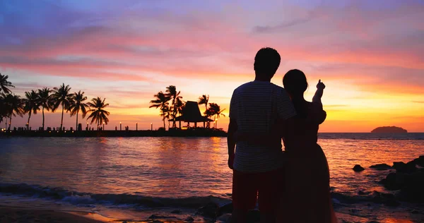 Silhouette Coppia Asiatica Che Tiene Mano Piedi Sulla Spiaggia Durante — Foto Stock