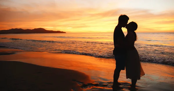 Silhouette Asian Couple Holding Each Other Hands Standing Beach Sunset — Stock Photo, Image
