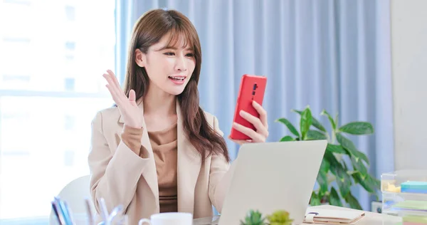 Asiatico Businesswoman Uso Smartphone Partecipare Video Incontro Dire Ciao Casa — Foto Stock