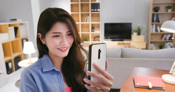 Asiático Jovem Mulher Tem Vídeo Chat Com Amigo Sala Estar — Fotografia de Stock