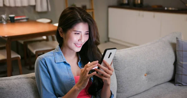 Азіатська Жінка Використовує Смартфон Щасливо Вдома Ввечері — стокове фото
