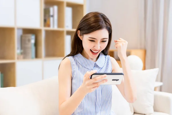 Азиатская Молодая Женщина Играть Мобильные Игры Смартфоне Выиграть Кулаком Жест — стоковое фото
